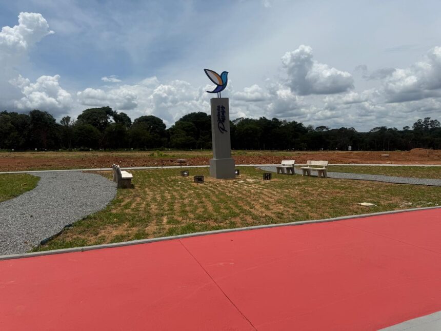 Foto do local - uma das praças do bairro já foi implantada antes mesmo do início das obras para favorecer a vizinhança que não conta com equipamento urbano